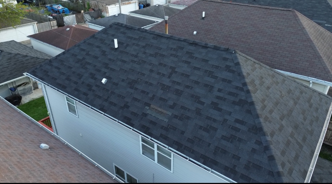New architectural asphalt shingle roof installed by GRA on a Chicago south-suburb home
